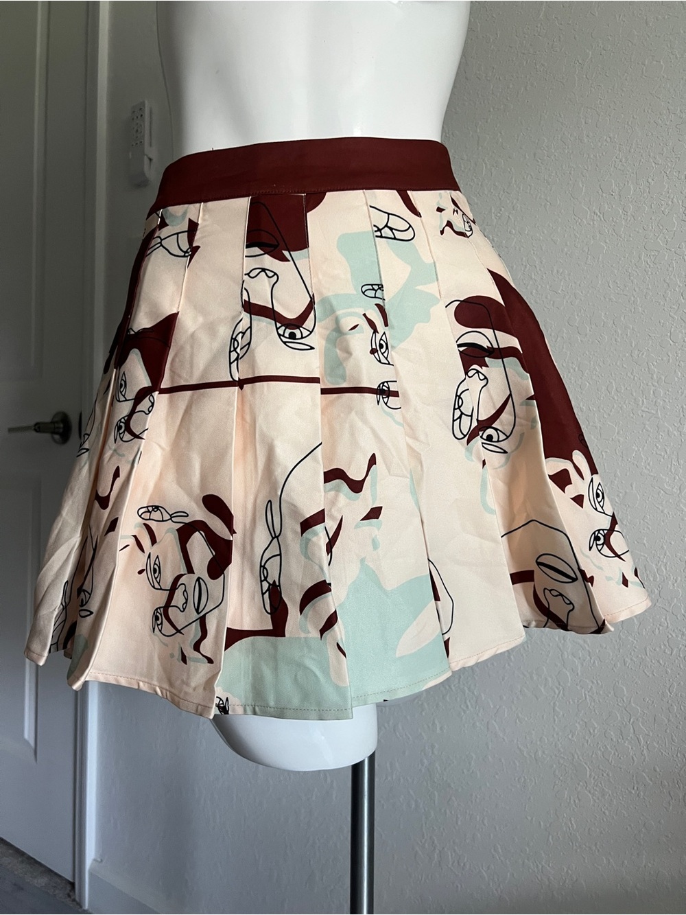 Pleated Abstract Art Print Mini Skirt in Cream & Burgundy S